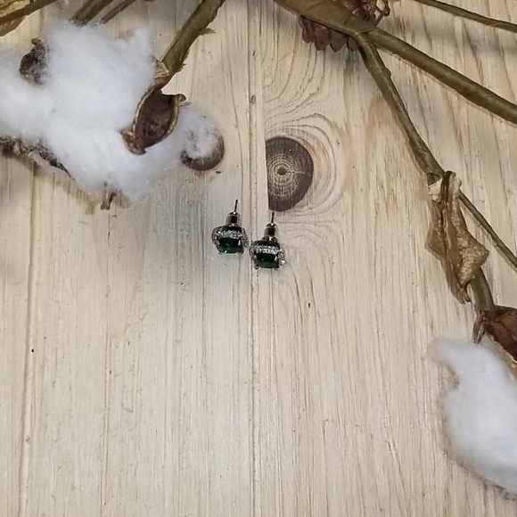 🍀🍀Elegant Emerald Green Cushion Cut CZ Studs - Picture 6 of 8